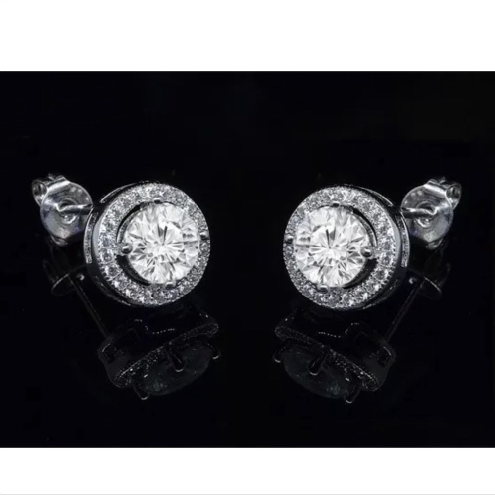 Delicate Swarovski Stud Earrings New - Picture 2 of 5